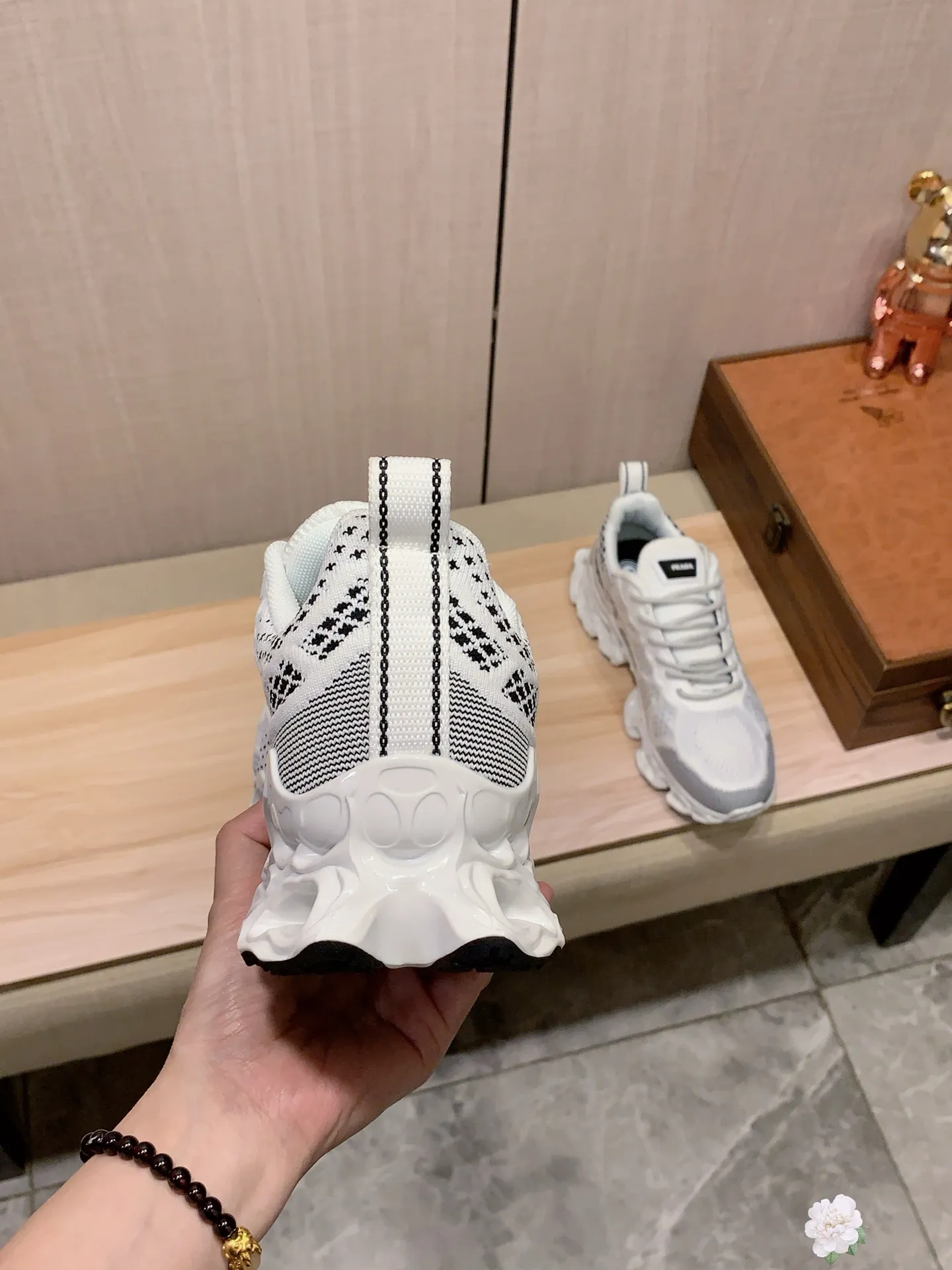 Men's men's shoes💰460💰💰🎩🎩[Lightning][Lightning] "PRADA*" The latest and most popular casual shoes, top brand [seduce] luxury ~ purchasing agency, top ~ quality. [Strong] The upper is made of imported breathable fly weave material ➕ breathable sheepskin feet (•) with fine workmanship. The original stylish and stylish soft rubber wear-resistant and non-slip outsole is light and comfortable on the feet. The real thing looks better when photographed. 004: Size: 38-44, 3️⃣ colors selected